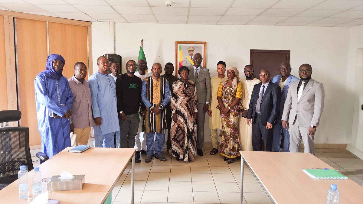 Le Président de l’Association des Editeurs de Presse Privée (ASSEP) a rendu visite au Vérificateur Général. Après présentation du nouveau bureau de l’ASSEP, les deux parties ont échangé sur le Protocole d’accord, signé entre elles, en vue de renforcer davantage leur partenariat.