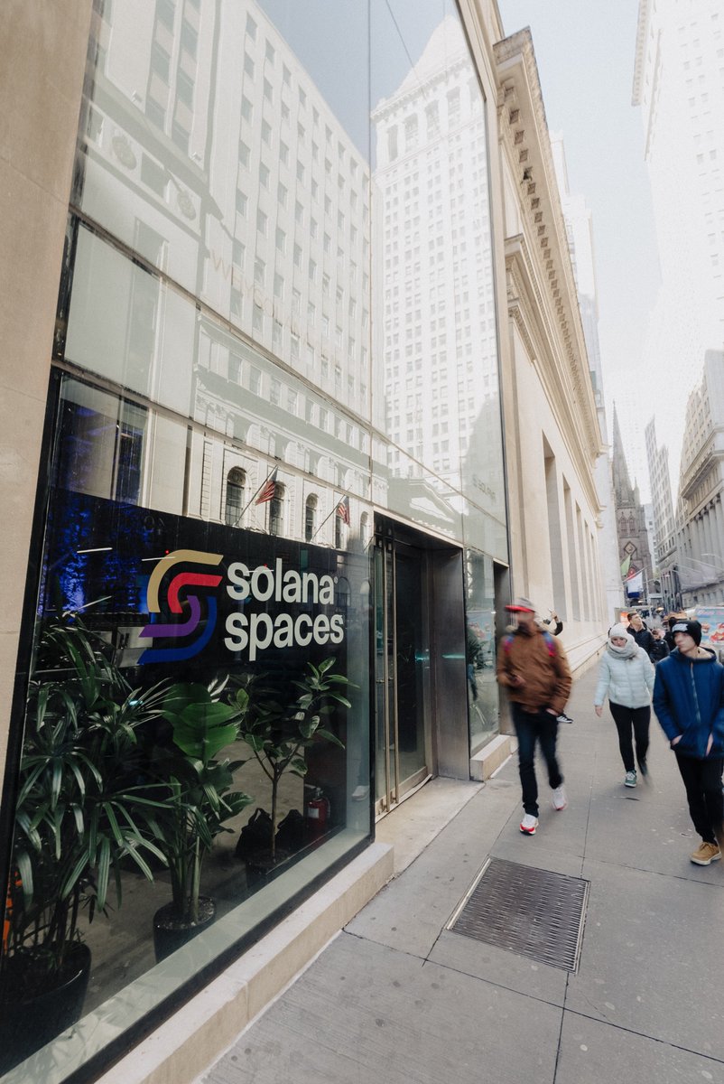 歩行者が行き交うSolana Spacesポップアップの入口の路面ビュー