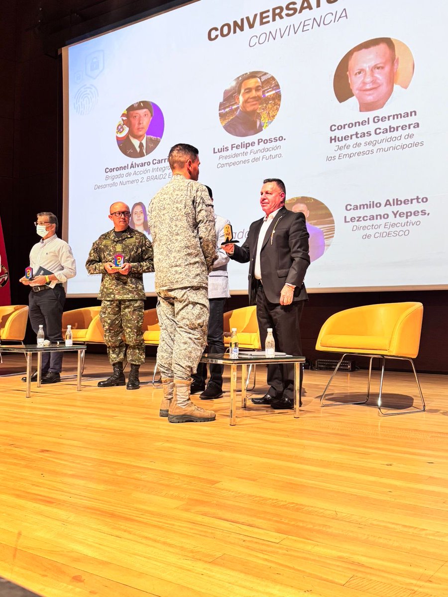 EMCALIoficial's tweet image. En el Congreso #ValleyCaliSegura nuestro coronel de seguridad, Germán Huertas, reafirmó el compromiso de EMCALI para proteger nuestra infraestructura de servicios públicos, de la mano de autoridades con el trabajo conjunto con los organismos de seguridad del Estado.
#Seguridad360