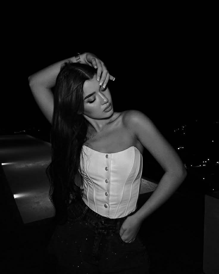 عشقي لك كالجنون
  لا أستطيع السيطرة عليه".🖤