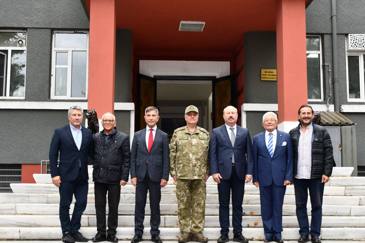 Kaymakamımız Niyazi ERTEN, Marmaraereğlisi Kaymakamı Gökhan GÜRBÜZEROL, Emekli Albay Vahdet KAHRAMAN, İş İnsanı Ömer KAHRAMAN, geçmiş dönem Çorlu Belediye Başkanı Rauf ÇETİNER ve Dr. Aytekin ÖZDEMİR ile birlikte 5. Kolordu ve Garnizon Komutanı Tümgeneral Mehmet Cafer AKSOYTÜRK’ü