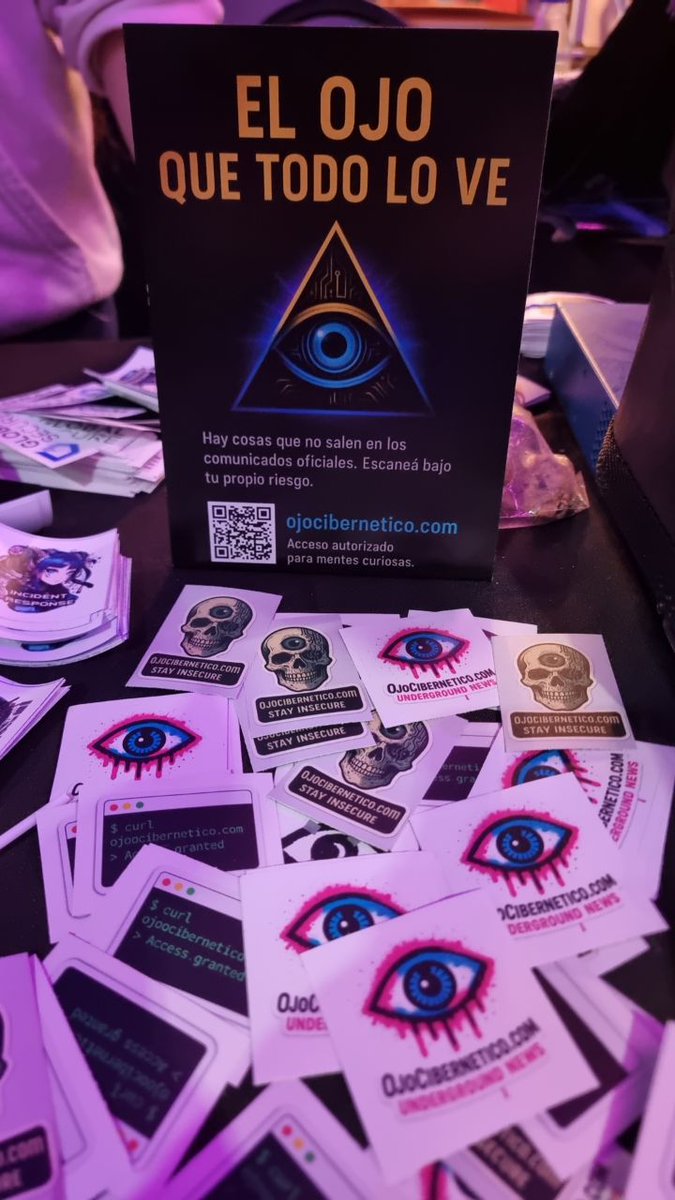 BlueSpaceSec's tweet image. 👾 ¿Ya pasaste por nuestro stand a buscar los stickers de @ojo_cibernetico? 👁