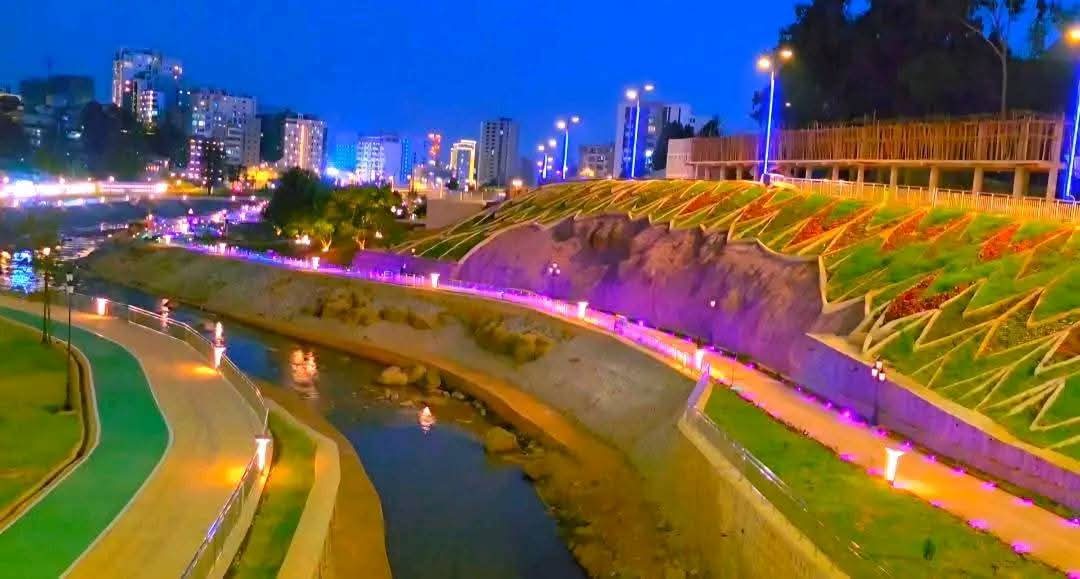 Addisu_N_1's tweet image. የአዲስ አበባ የወንዞች ዳር ውበት በምሽት
#AddisAbaba 
#Ethiopia