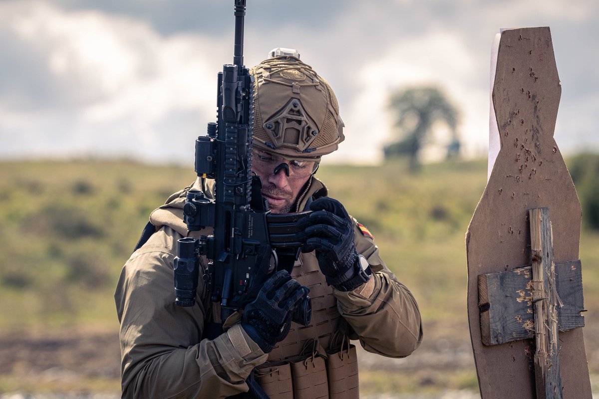 TheVanguard_Ir's tweet image. تفنگداران دریایی اسپانیا مجهز به سلاح HK416 هکلر اند کخ رددات Aimpoint Micro T2 مگنیفایر 3xMAG لیزر هدفگیر AGM RMSAL چراغ قوه Inforce WML هلمت فست Fedur هدست Invisio T7 استروب Opsmen F101 و جلیقه El Siglo
#military
#Spain