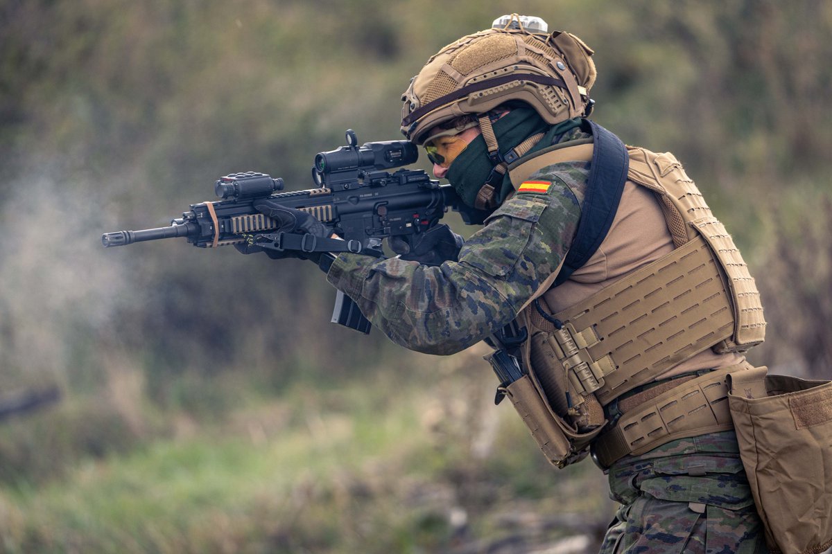 TheVanguard_Ir's tweet image. تفنگداران دریایی اسپانیا مجهز به سلاح HK416 هکلر اند کخ رددات Aimpoint Micro T2 مگنیفایر 3xMAG لیزر هدفگیر AGM RMSAL چراغ قوه Inforce WML هلمت فست Fedur هدست Invisio T7 استروب Opsmen F101 و جلیقه El Siglo
#military
#Spain