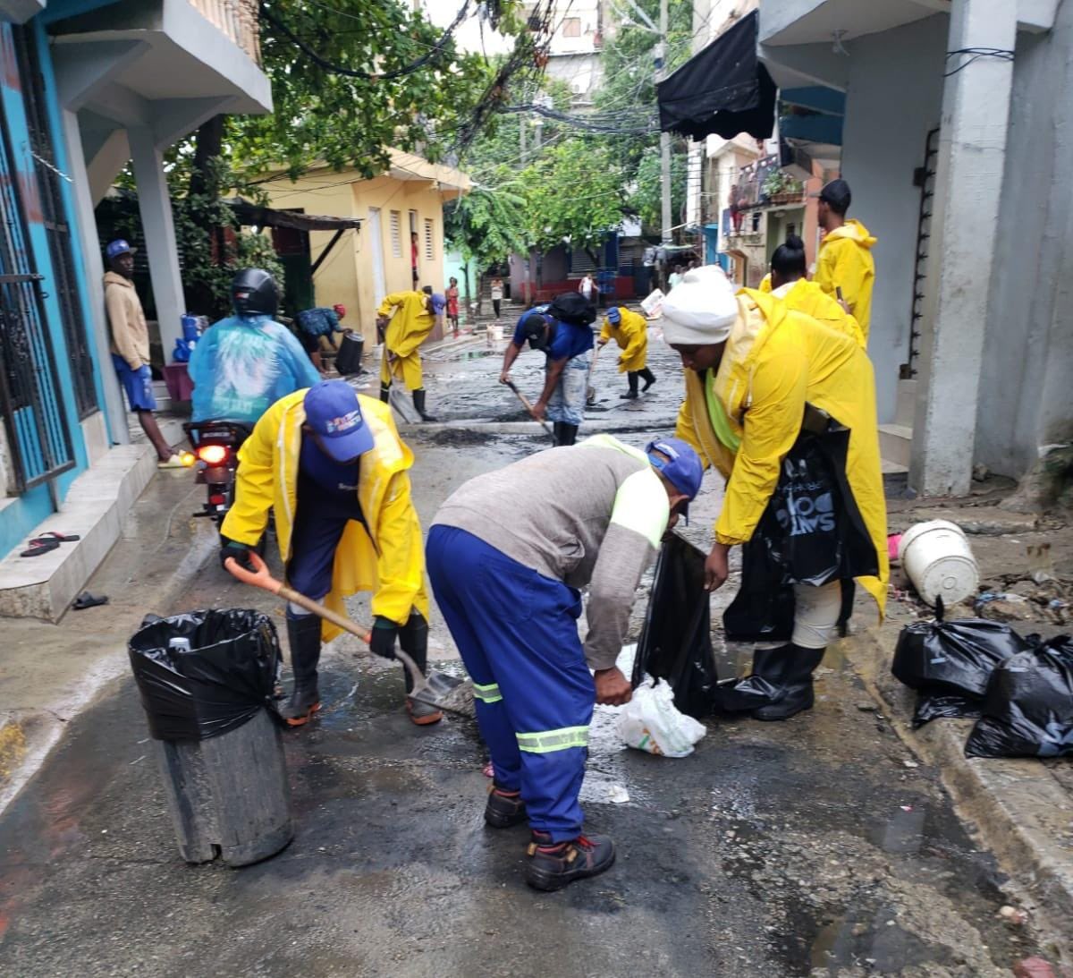 yaneirymejia's tweet image. Gracias a los trabajos preventivos de la #AlcaldiaDN, el sistema de drenaje pluvial muestra mejoras notables en puntos críticos como la Kennedy, el Centro Olímpico y la 27 con Caonabo. 
Evita sacar basuras a las calles 🙌🏻