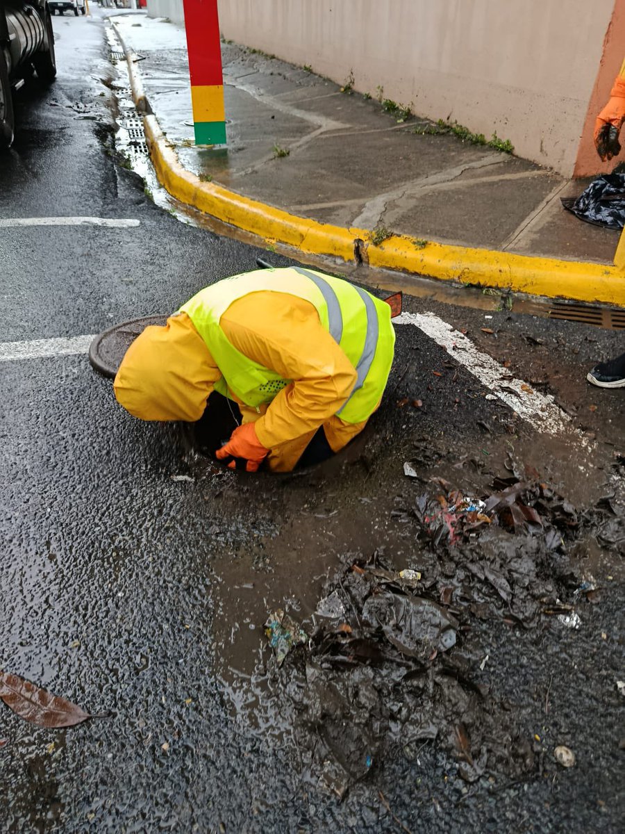 yaneirymejia's tweet image. Gracias a los trabajos preventivos de la #AlcaldiaDN, el sistema de drenaje pluvial muestra mejoras notables en puntos críticos como la Kennedy, el Centro Olímpico y la 27 con Caonabo. 
Evita sacar basuras a las calles 🙌🏻