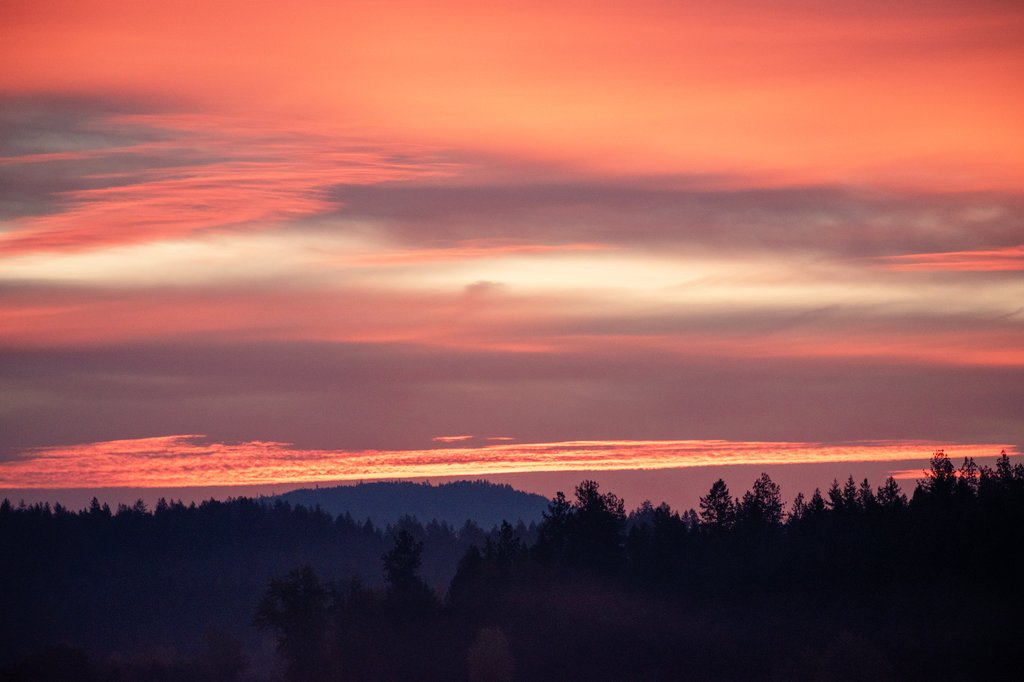 tennis45luv's tweet image. An atmospheric river is knocking on our door, bringing with it a dramatic sunrise this morning! 🩷🧡💜 #wawx #Spokane #sunrise
@mattgraykxly @NWSSpokane 
@StormHour @ThePhotoHour