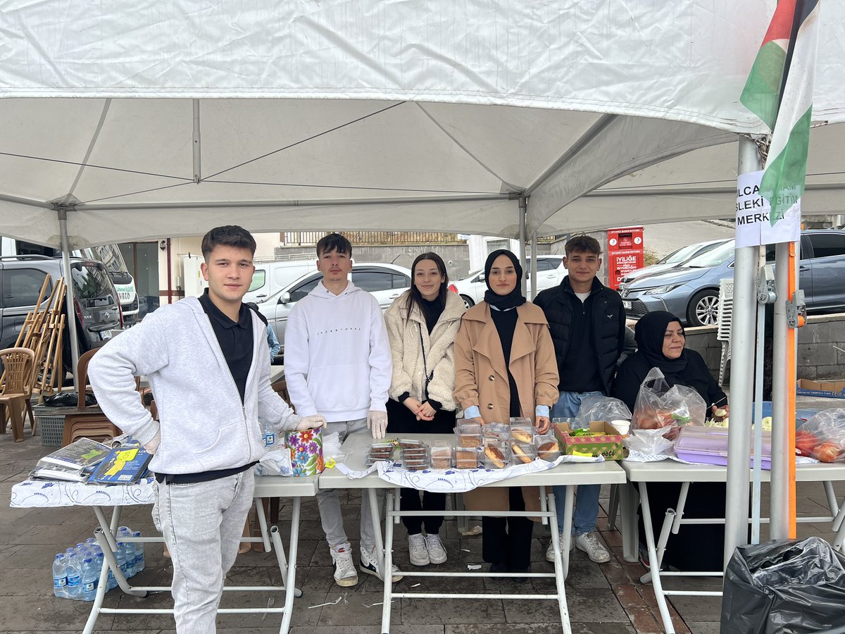 ”Bir Okul Bin Umut” projesi kapsamında düzenlenen Gazze'ye Destek Kermesinin son gününde,
Kızılcahamam Mesleki Eğitimi Merkezi, 
Kızılcahamam Halk Eğitimi Merkezi ve Liselerimiz katılarak destek verdi. 🇵🇸💫
<a href="/tcmeb/">Millî Eğitim Bakanlığı</a> <a href="/Yusuf__Tekin/">Yusuf Tekin</a> <a href="/MemAnkara/">Ankara İl Millî Eğitim Müdürlüğü</a> <a href="/Murat4Kucukali/">Murat Küçükali</a> <a href="/ccanturk_/">Cihangir CANTÜRK 🇹🇷</a>