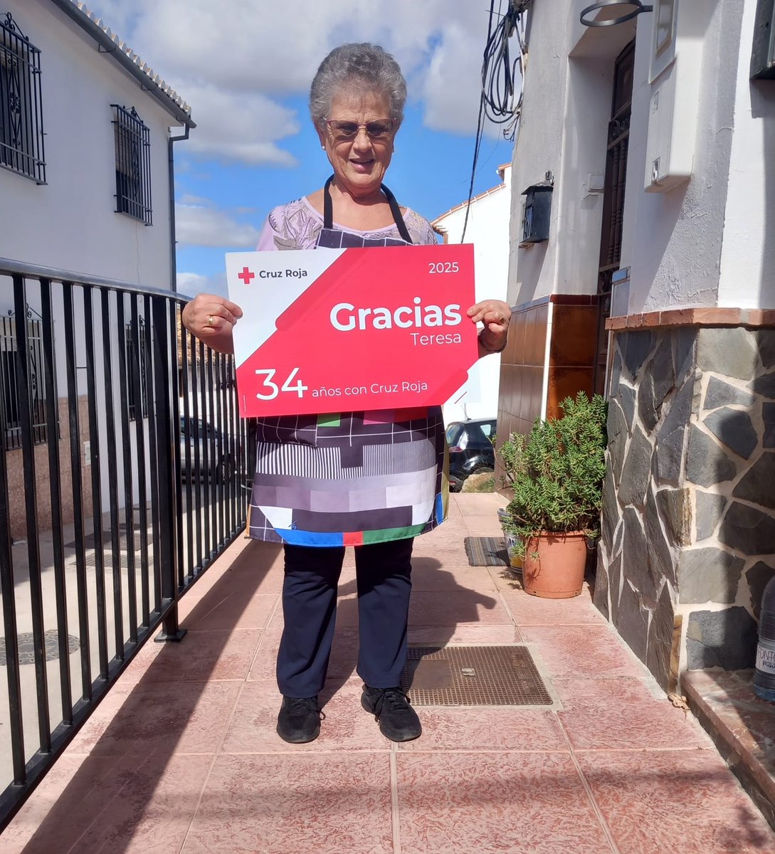 CREMalaga's tweet photo. Estos días visitamos a personas #socias de Cruz Roja para agradecerles su esfuerzo y su compromiso durante muchos años para hacer posibles nuestros proyectos. Visitamos a Teresa, Pepa, Carmen y Rafael en #Antequera, #Archidona y #Casabermeja para entregarles un reconocimiento 💞 https://t.co/NixGbD8y2J