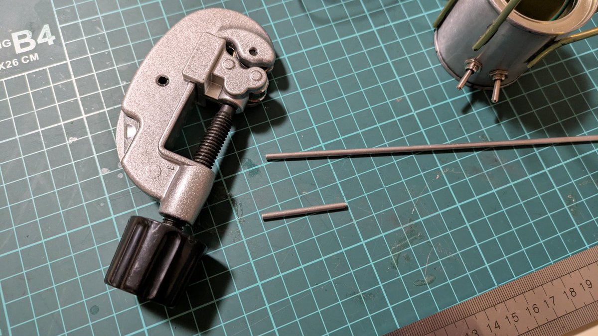 mstmst37's tweet image. 上部フレームは傘で見えなくなる予定なのでアルミ3mmで作る。真鍮重過ぎてね。
JB WELDは室内空気モニタのフレーム作った時にスーパー頑丈な事がわかったので今回もコレで全然イケるだらー
#mst7号 #mst5号