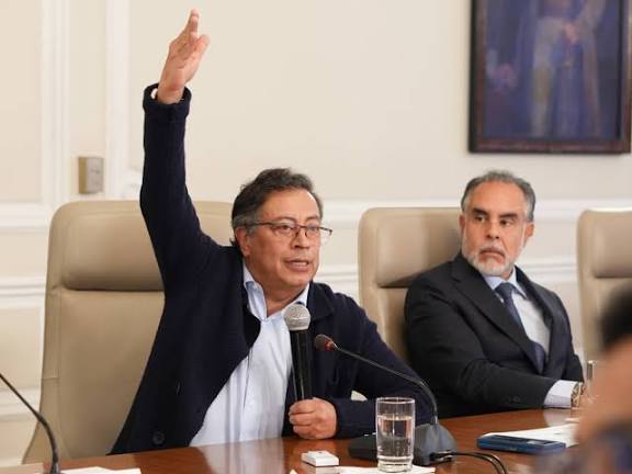 Renunciaron a su visa, sin evaluar previamente la paradójica conducta del presidente; ahora este los despide en público.

“La ingratitud es la moneda del desagradecido”

“Quién trabaja para el diablo, en el infierno acaba”