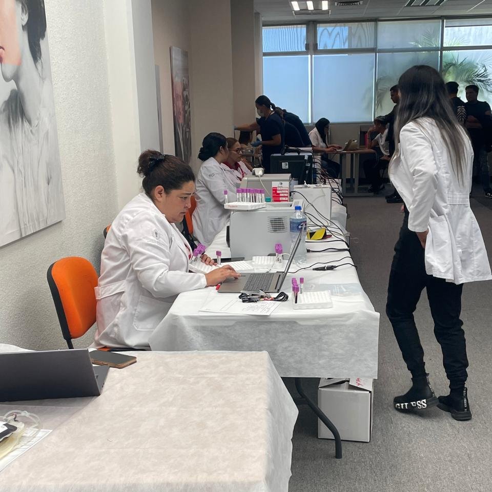 SSDurango's tweet photo. 🩸Con el apoyo de directivos, maestros y alumnos de la @UTDURANGO, en colaboración del Centro Estatal de Trasfusión Sanguínea, fue un éxito la Campaña de Donación de Sangre 2025.  
Agradecemos a los 210 predonantes y 106 aptos la solidaridad para salvar vidas. ❤️🫶 https://t.co/qdhLO1dTXV