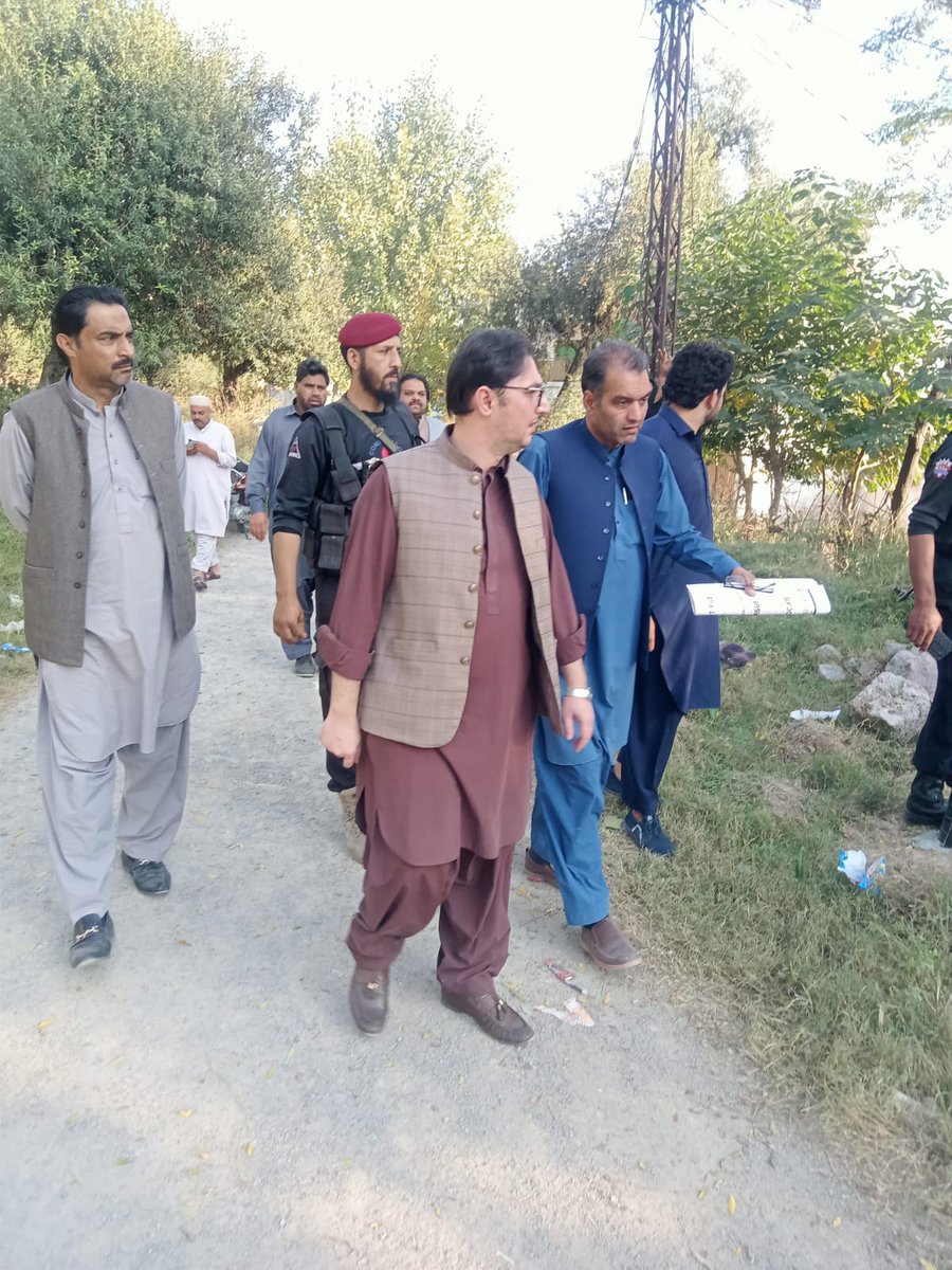 DC_abbottabad's tweet photo. ڈپٹی کمشنر ایبٹ آباد سرمد سلیم اکرم کی خصوصی ہدایات پراسسٹنٹ کمشنر ایبٹ آباد زرک یار خان تورو نے میرپور موسی زئی کالونی میں قبرستان کی زمین پر غیر قانونی قبضے کے خلاف کارروائی کی۔ 8 کنال اراضی کو واگزار کروا لیا گیا۔
#CMKP  #CSKP  #PMRUKP  #DCAbbottabad https://t.co/ek141iNst1