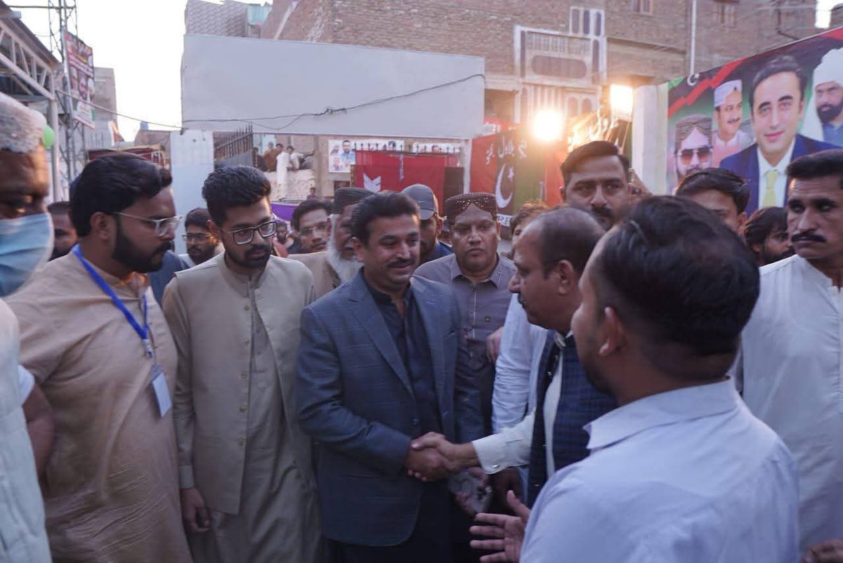 WasimMallah's tweet photo. میئر حیدرآباد کاشف علی شورو نے نادرا کا این آر سی پریٹ آباد، حیدرآباد کا افتتاح کیا

حیدرآباد: میئر حیدرآباد کاشف علی شورو نے آج این آر سی پریٹ آباد، حیدرآباد کا باضابطہ افتتاح کیا۔ یہ منصوبہ شہری سہولیات میں بہتری اور عوامی خدمت کے حوالے سے ایک اہم پیش رفت ہے۔ https://t.co/fKfYQ0rYM2