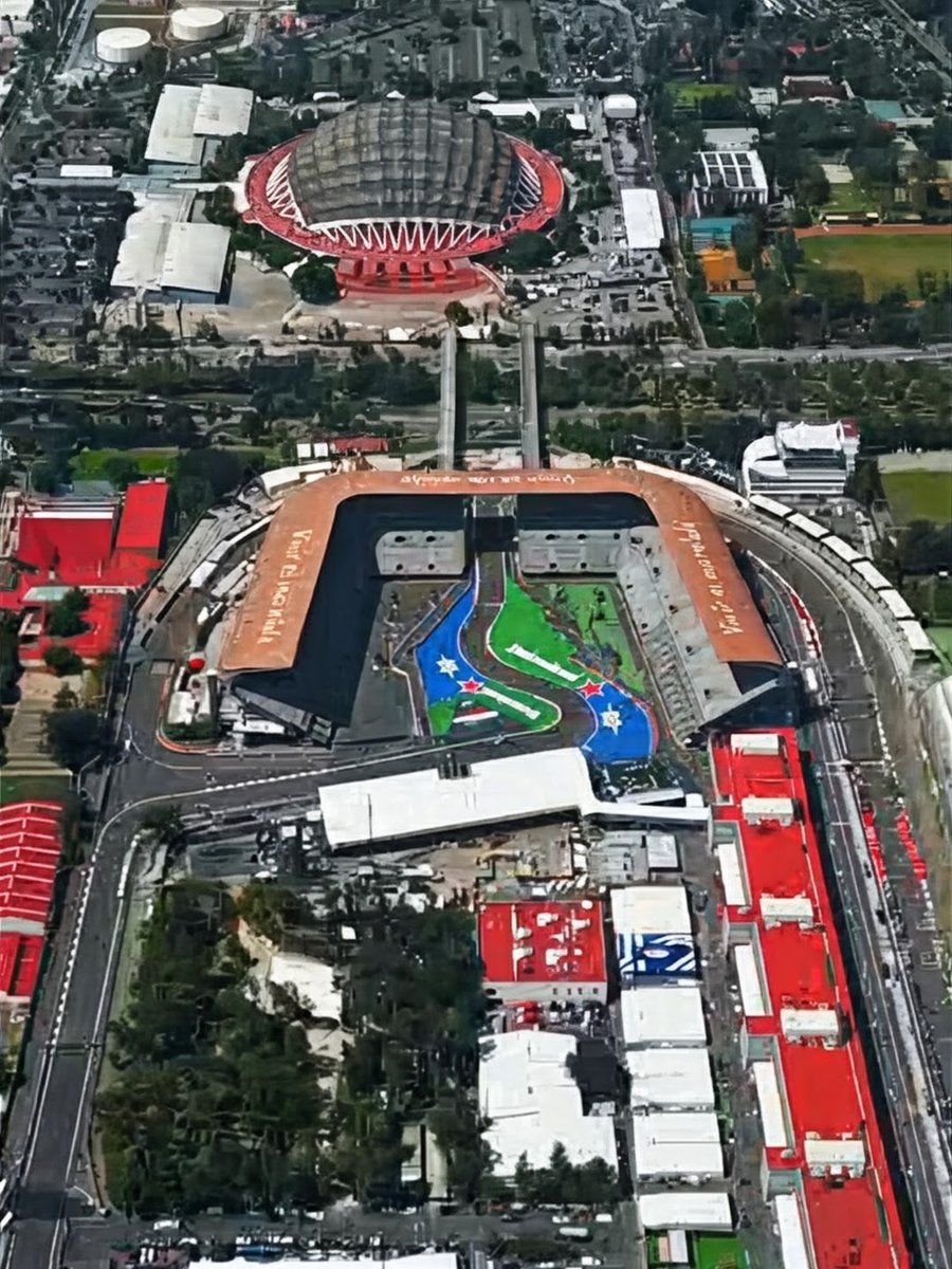 Todo en una foto.
Autódromo Hermanos Rodríguez. 
Foto Sol 
Palacio de los Deportes.

Arranca el Gran Premio de la CDMX.