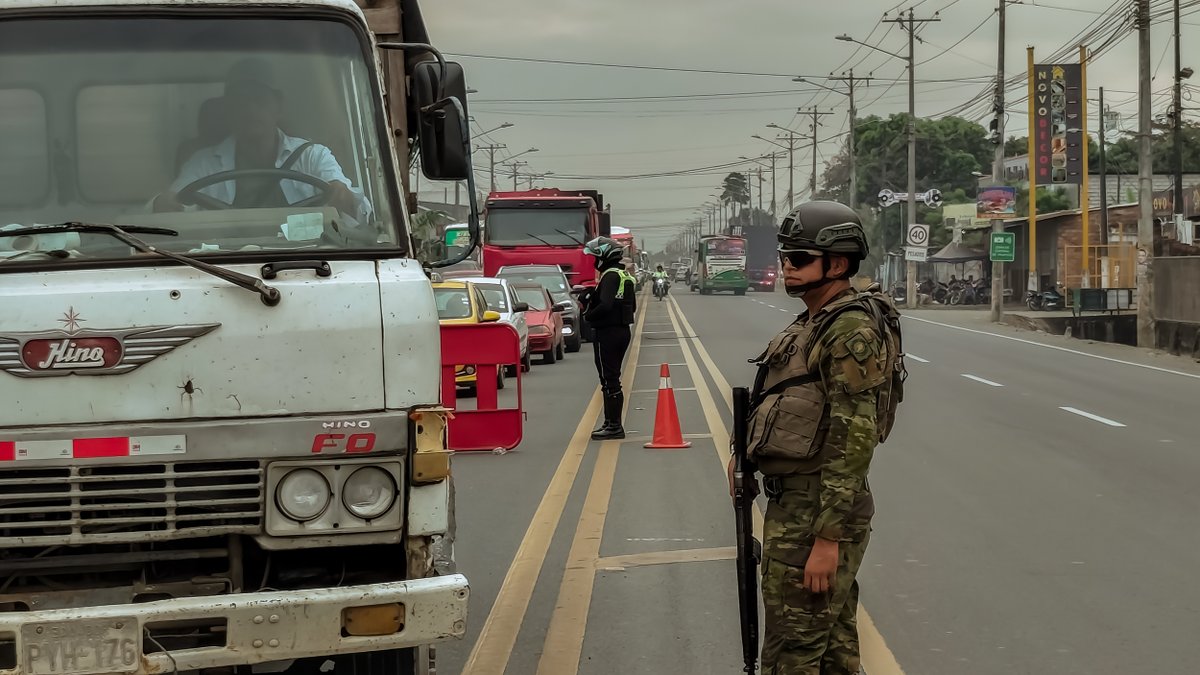 goberguayasec's tweet photo. #Milagro
¡Reforzamos la seguridad!
El gobernador @HumbertoPlazaA Intendencia de Policía, @FFAAECUADOR @PoliciaEcuador  lideró operativo CAMEX para controlar armas, municiones y explosivos.
 #ElNuevoEcuadorDefiende la seguridad y bienestar de nuestra gente. https://t.co/CU4ULGk8eJ