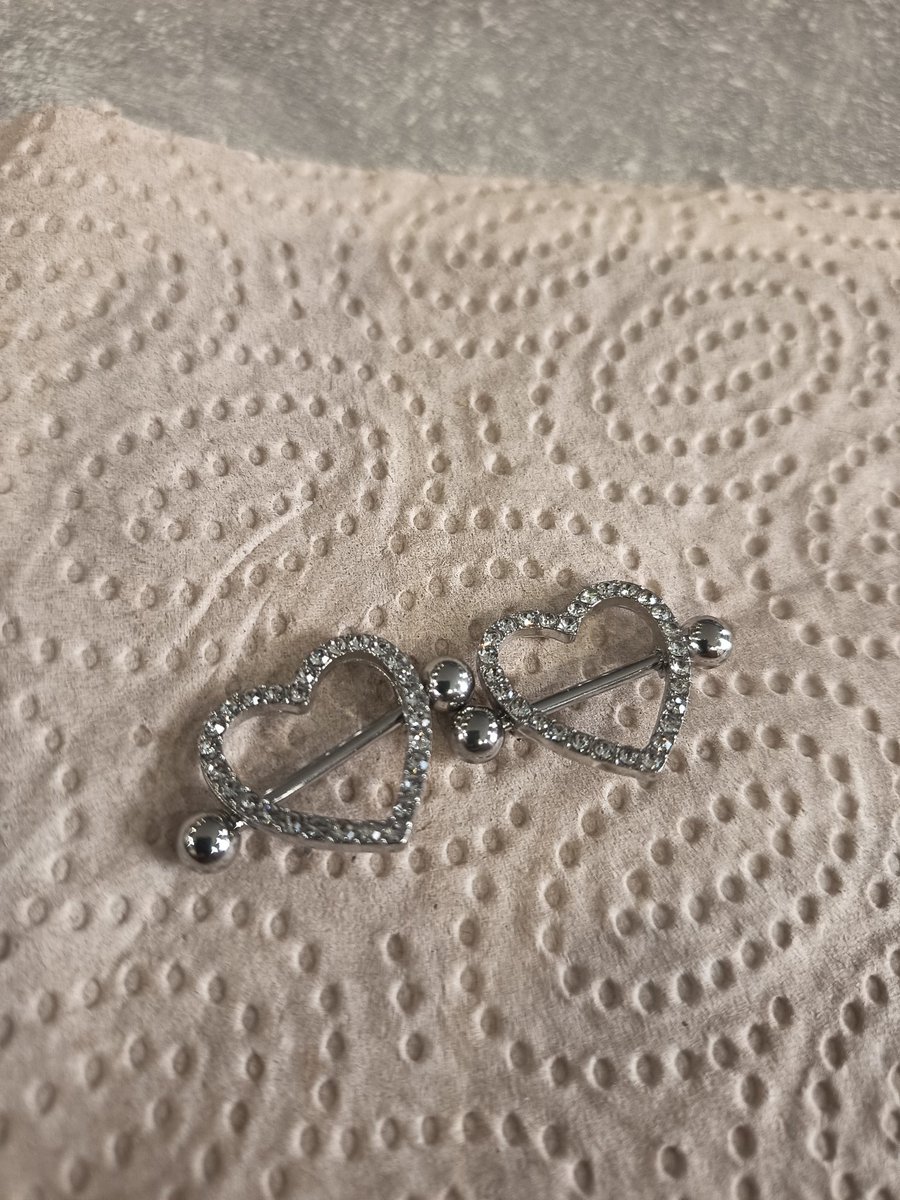 Meine neuen Nippelpiercings sind da