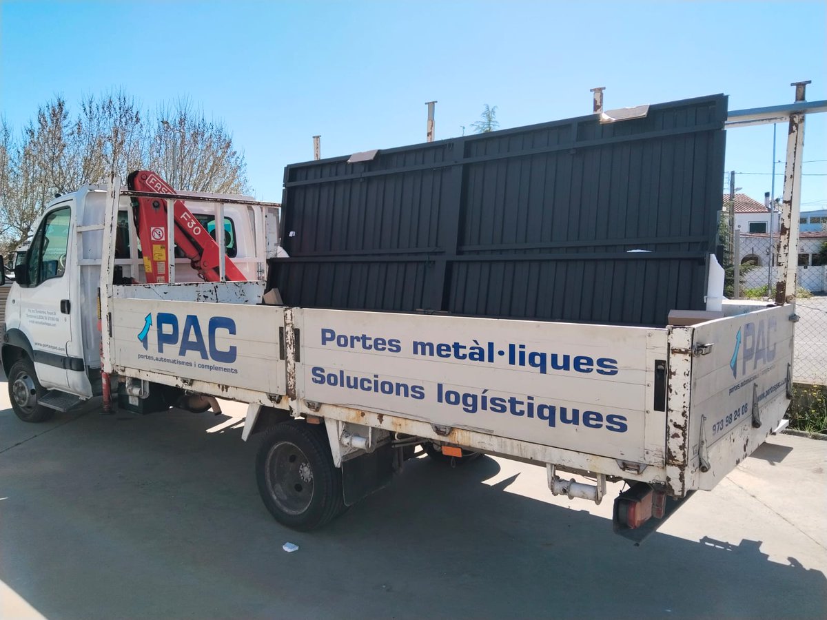PortesPac's tweet photo. TRANSPORTE NUEVA PUERTA BASCULANTE RESIDENCIAL 
Con la Puerta de Garaje Basculante Residencial conseguimos un aprovechamiento total del garaje. El diseño de las guías verticales laterales consigue una mínima pérdida de anchura de paso. https://t.co/y45r5odHFM