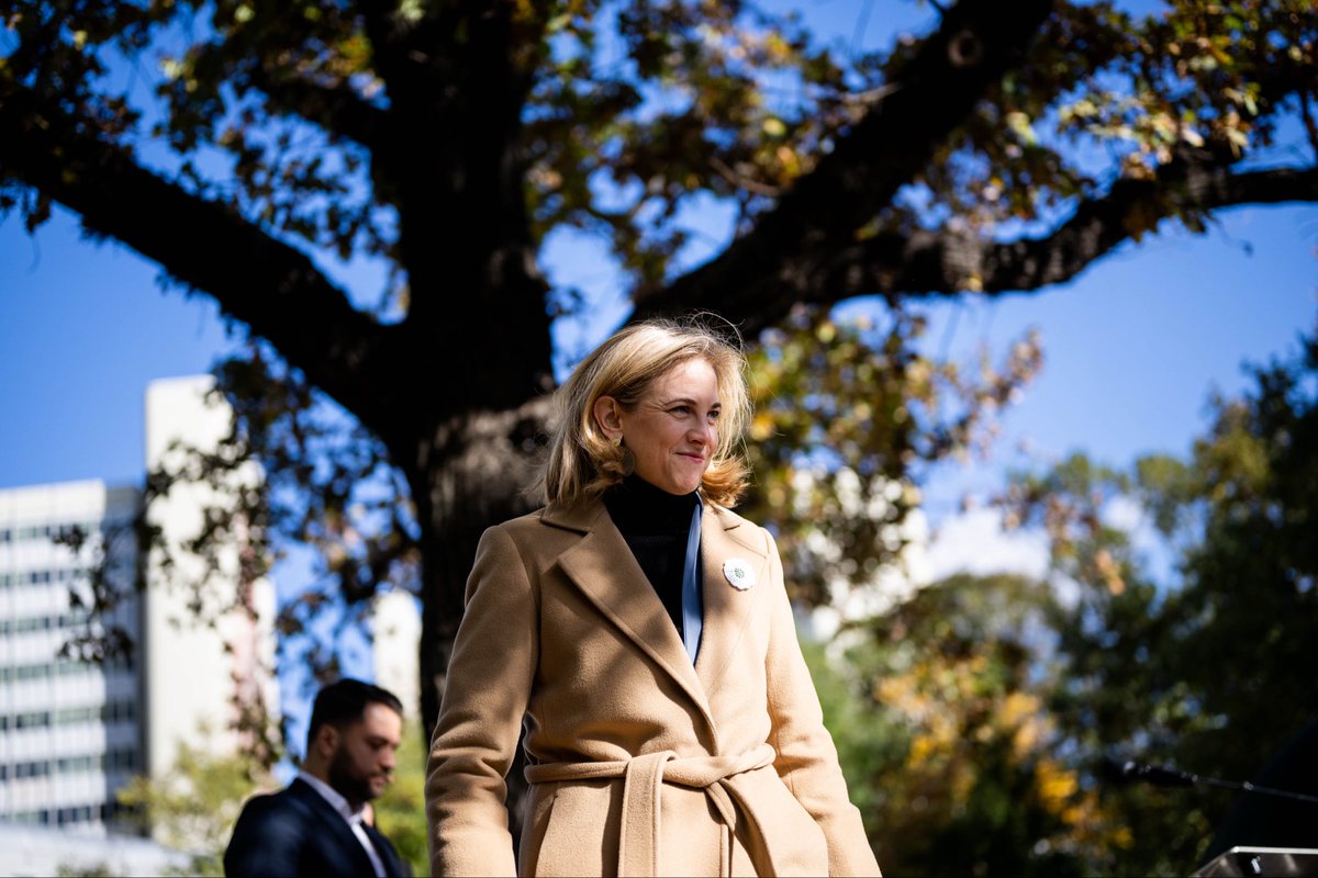 Die „Blume von Srebrenica“ erinnert uns daran, dass sich ein Völkermord wie jener in Srebrenica vor 30 Jahren niemals wiederholen darf. Heute wurde in Wien das Denkmal für die Opfer des Völkermords von #Srebrenica enthüllt. Es erinnert an die mehr als 8.000 Menschen, die