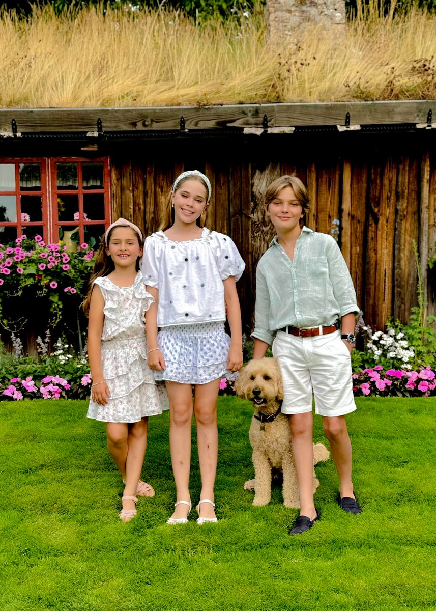 royalchildren_'s tweet photo. Princess Madeleine of Sweden shared this picture on her Instagram page of her children, #PrincessLeonore #PrinceNicolas and #PrincessAdrienne of Sweden and their dog, Teddy, during their summer holidays, in Sweden ☀️ -July 31st 2025.
.
📷 : Princess Madeleine of Sweden on IG. https://t.co/tFCCRIAzsO