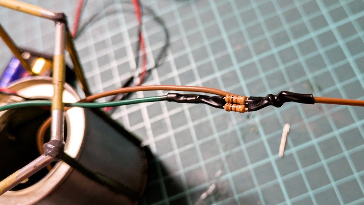 mstmst37's tweet image. LED駆動用の抵抗を考える
1発にそれぞれ安定用の10Ωを接続しておき
ハイなら10Ω駆動の欲張り危険仕様
ローなら+33Ωを足した43Ω駆動仕様
都合良い抵抗ないので寄せ集め力技合成
#mst7号
