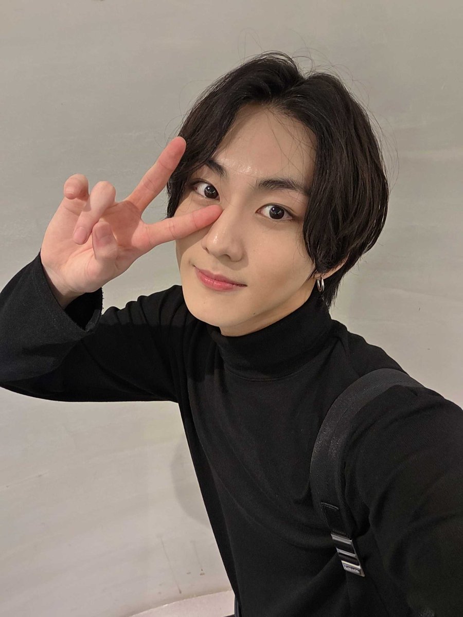 goodnight orang kerenn! 🥹🫳
selama konser full lompat lompat dan lari lari 😭🤏🏻
selalu keren! apalagi perform pass the mic 👀 
semangat buat day 2 dan 3 🫳🫳🫳