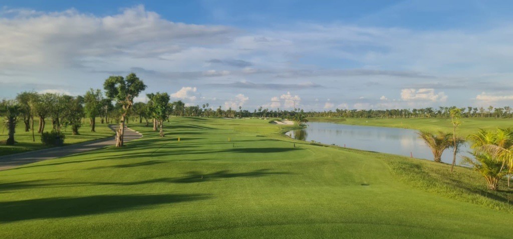 Can’t get over this view 😍⛳️ Chhun On in Cambodia is absolutely breathtaking.

#TheAndersonsPro #Golf #GolfLife #GolfCourseViews #GolfVibes