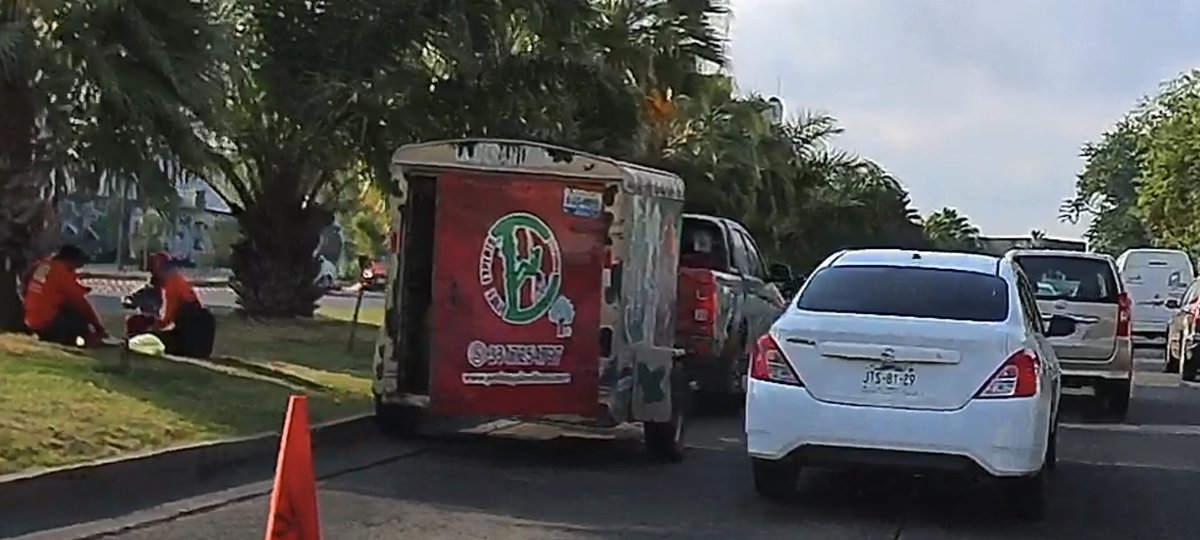 erik_gpr's tweet photo. @VeroDelgadilloG @JaliscoVial Empresa subcontratada por @GuadalajaraGob de camping en hora pico 8:30 AM en Carril Central N-S Federalismo entre Circunvalación y Chihuahua @Radiometrogdl @torreszam @victordmontesr @MarioMunoz_ https://t.co/bDR4YToxdT