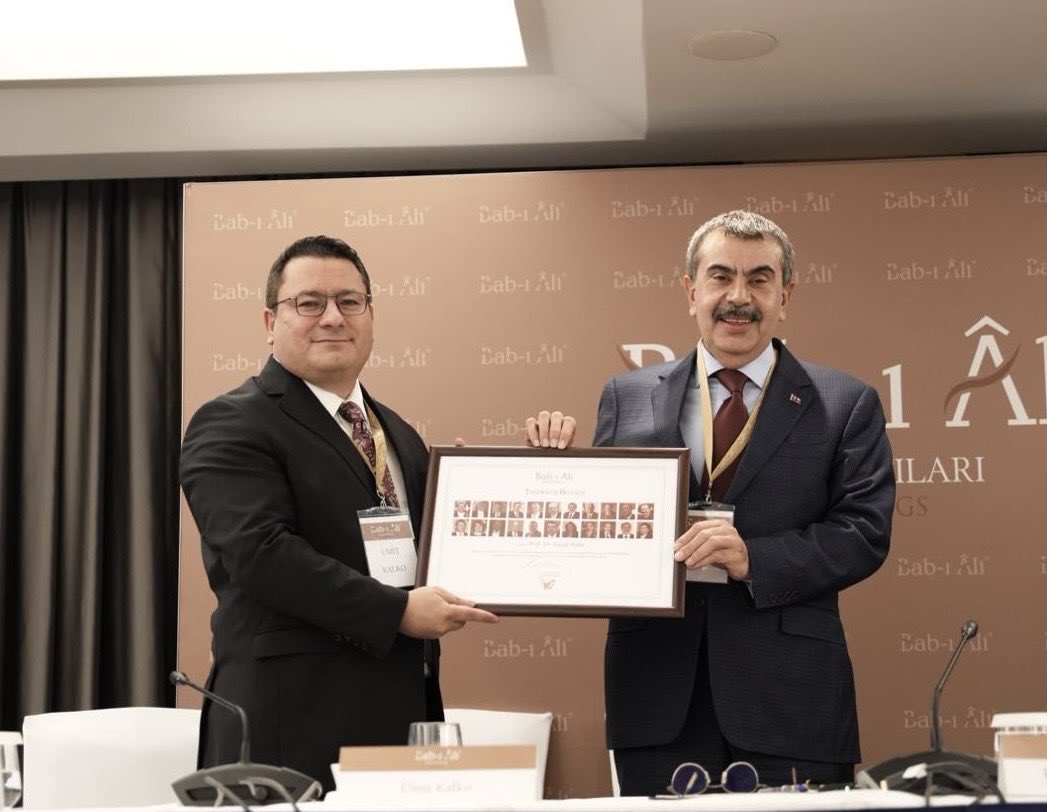 umitkalko's tweet photo. 📚 Bab-ı Âli Toplantılarında Güzel Bir Gün

Bugün, Milli Eğitim Bakanımız Sayın Yusuf Tekin’in onur konuğu olduğu Bab-ı Âli Toplantıları’nda sektör temsilcilerimizle bir araya geldik.
Açılış konuşmasını yapma fırsatı bulduğum bu anlamlı buluşmada, Sayın Bakanımızın samimi, içten ve çözüm odaklı yaklaşımı hepimizi gerçekten etkiledi. Sorularımıza büyük bir içtenlikle yanıt verdi, eğitim camiamızın geleceğine dair umutlarımızı güçlendirdi.

Program sonunda gerçekleştirdiğimiz hediye takdiminde de güzel bir dayanışma ve dostluk atmosferi vardı.

Katılım sağlayan tüm sektör temsilcilerimize, emeği geçen Bab-ı Âli Toplantıları yöneticilerine ve özellikle bizleri samimiyetiyle onurlandıran Sayın Bakanımıza yürekten teşekkür ederim.

Birlikte, eğitimimizin geleceği için daha güçlü adımlar atacağımıza inanıyorum. 🙏📖

#YusufTekin #MilliEğitim #BabıAliToplantıları #Eğitim #BirlikteGüçlüyüz