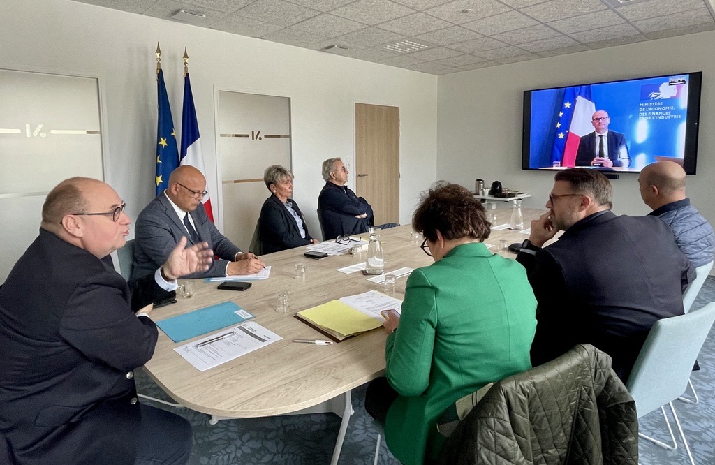 Ac les élus du bocage vendéen à <a href="/Terres_Montaigu/">Terres de Montaigu</a>, nous avons alerté <a href="/sbastien_martin/">Sébastien Martin</a> : l’article 31 du #PLF2026 est une lourde menace pour nos territoires industriels. Nous demandons son retrait !
Le ministre de l'Industrie entend et mesure la gravité. 
Nous restons mobilisés. 🇫🇷