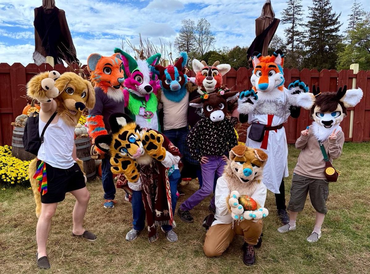 melon_corgo's tweet image. Welcome to the harvest festival! Please take a pupkin! 🎃🍁

#FursuitFriday
🪡 - @MoreFurLess
📷 - @FlumeFusky
