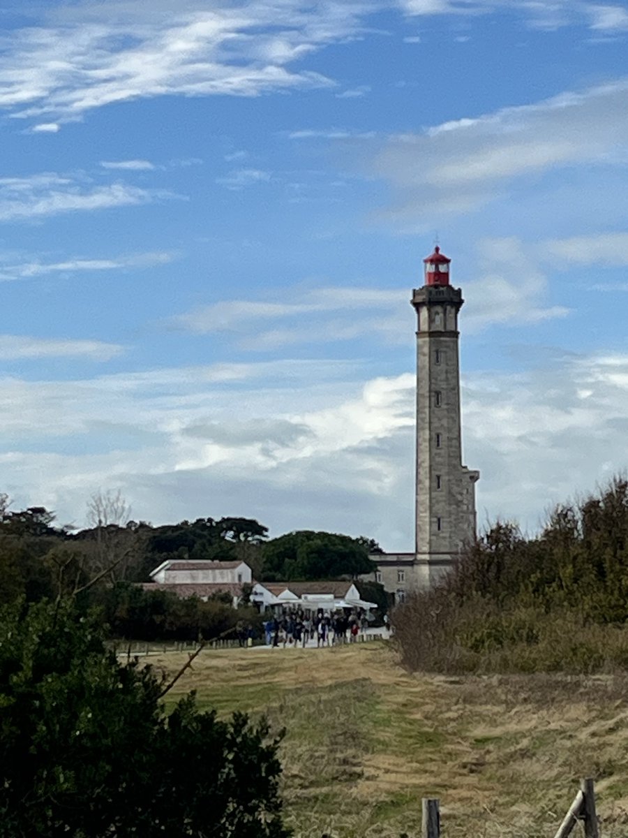 veltrv's tweet image. J’ai dit à grok supprime les gens de ma photo.

Avant/Après 
Parfait 👍