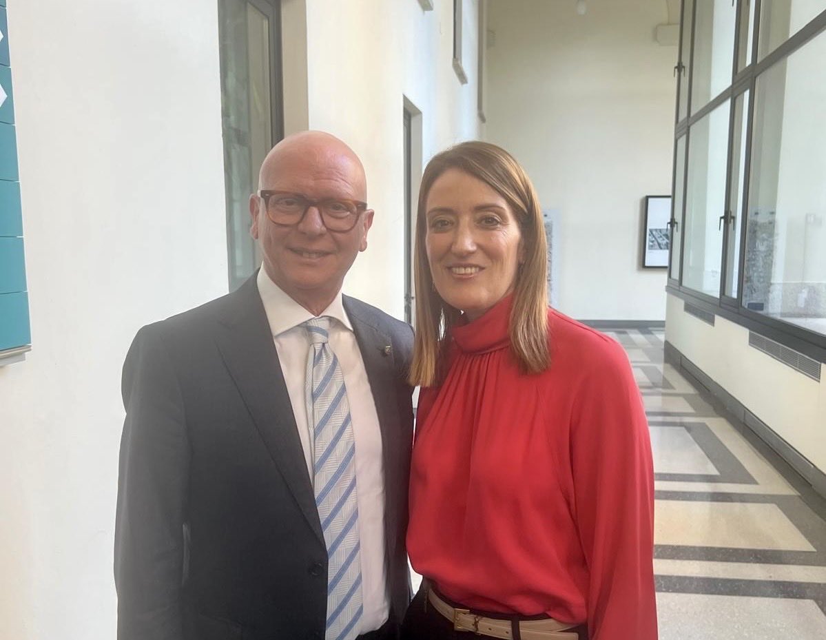 Copagri's tweet photo. #PAC: il presidente della #Copagri @TBattistat ricevuto a #Milano dalla presidente dell'@Europarl_EN @RobertaMetsola, mettere in campo ogni possibile sforzo per accogliere legittime istanze #agricoltura e invertire questa preoccupante deriva.

https://t.co/QP11PtHuLp https://t.co/hFK49fGqmJ