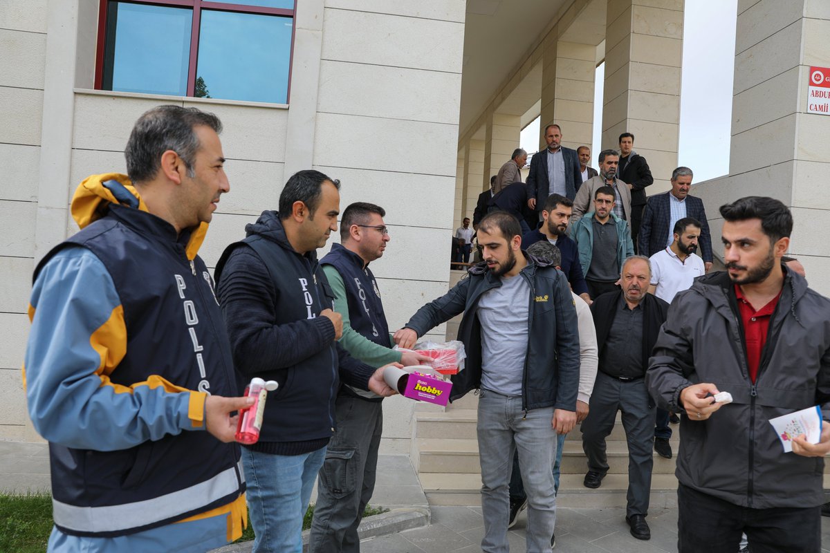 22 Ekim 2016 tarihinde ilçemize yapılan hain saldırıda şehit olan Polis Memurları Hakan AKDERE ve Murat YILDIRIM’ın aziz ruhları için, Kaymakamlığımız himayesinde İlçe Emniyet Müdürlüğü tarafından Abdurrahim Özge Camiinde Mevlid-i Şerif programı düzenlendi.

Kur'an-ı Kerim