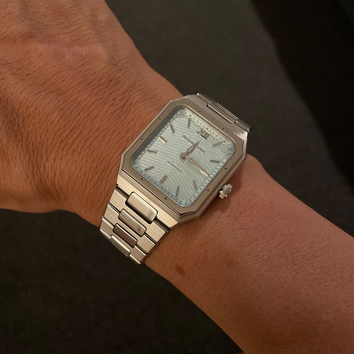 masaone_4103's tweet photo. 皆様、こんばんは🙋🏻♂️⌚️
今日(もう昨日だ!)はお食事とお酒を満喫してました😆楽し過ぎてリストショットとか忘れてましたので、ホテルに戻って妻と酒を飲みながらリストショット😚
相棒はBenjamin James SCARIFOUR CLASSIC ICE BLUE🩵
#benjaminjames #SCARIFOUR #イングランドウォッチ #腕時計 https://t.co/EEMSP8xkp2