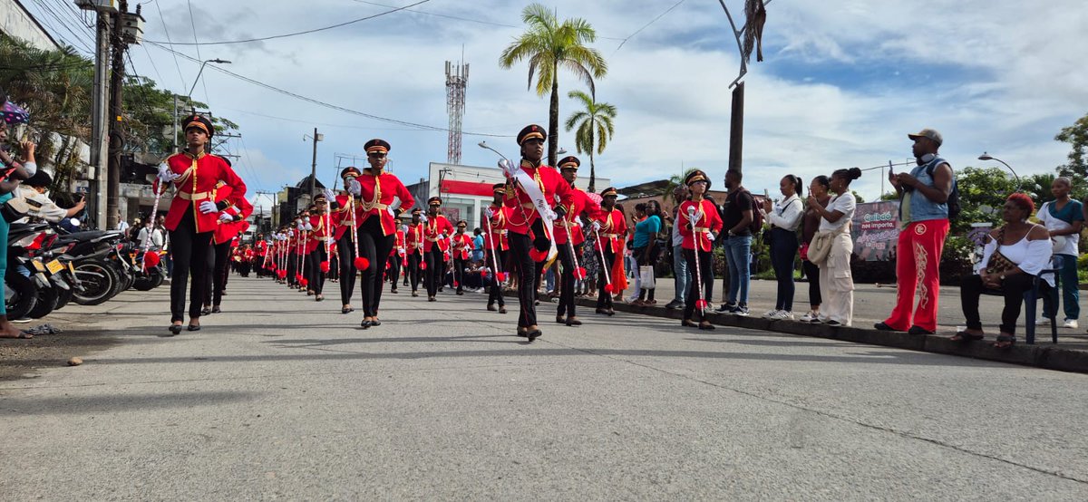 RadNalCo's tweet photo. #MiPaís | Con un colorido y majestuoso desfile por las calles de Quibdó, la IE Carrasquilla Industrial, una de las instituciones más emblemáticas del Chocó, celebra 120 años de historia, educación y tradición. 🎉📚✨ https://t.co/Ov3fshNcOv