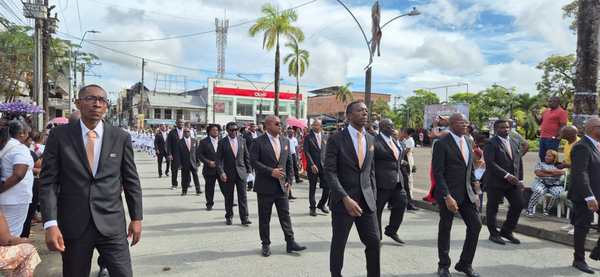 RadNalCo's tweet photo. #MiPaís | Con un colorido y majestuoso desfile por las calles de Quibdó, la IE Carrasquilla Industrial, una de las instituciones más emblemáticas del Chocó, celebra 120 años de historia, educación y tradición. 🎉📚✨ https://t.co/Ov3fshNcOv