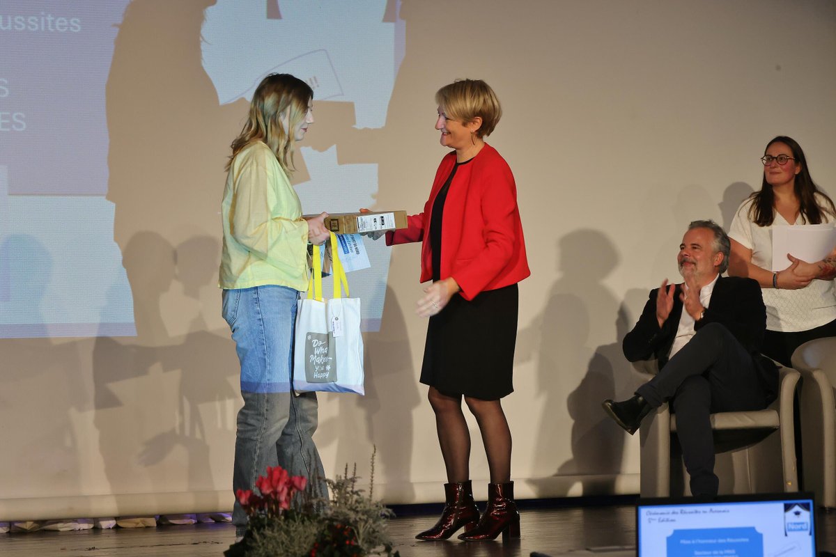 De nombreux jeunes confiés à l’aide sociale à l’enfance en #SambreAvesnois ont fêté leurs réussites à #Hautmont 🎉

Une cérémonie organisée par le Département pour mettre à l’honneur leur parcours👏