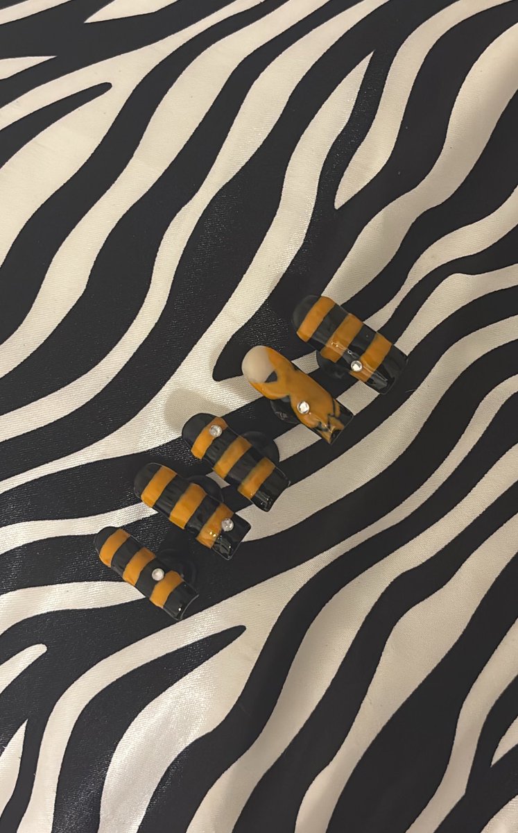 istanmeee's tweet image. @ madistouchbeautybar on IG for nail appointments (new orleans) &amp;amp; to purchase press ons🎀