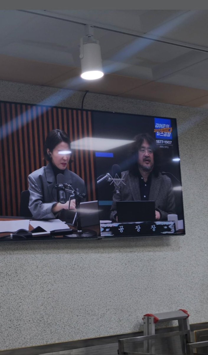 masterofjgp's tweet photo. ㅅㅂ 개웃기네 부산국제고에서 급식시간에 김어준의 뉴스공장 틀어줬다가 항의문자 폭주중이라함ㅋㅋㅋㅋㅋㅋㅋ https://t.co/fA6xMYkIPa