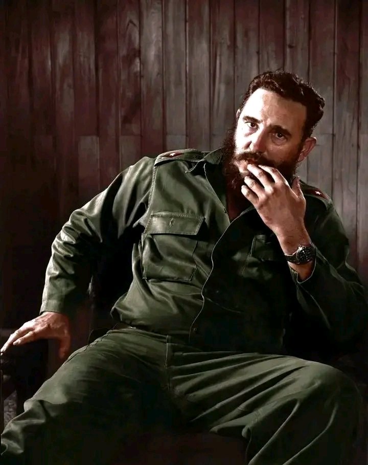 Mi Comandante el más puro
Dónde te puedo encontrar,
En lo profundo del mar
O en la Quebrada del Yuro.
Sé que estás en el futuro
Y en lo dulce de la caña,
Te encontraré en cada hazaña
De los hombres mas bravíos,
Te encontré en dos ríos
O en lo alto de la montaña.
#FidelPorSiempre