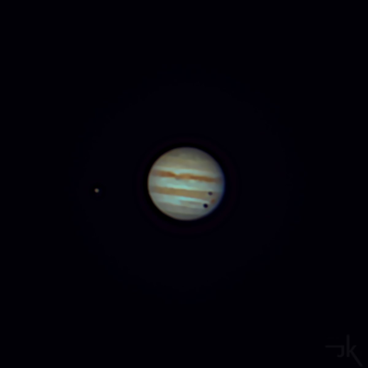 Il y a de belles choses dans le ciel en ce moment, dont Jupiter qui est haute dans le ciel du matin. 😀

En bonus ici deux lunes, Ganymède (à droite) et Io (devant Jupiter), qui projettent leurs ombres !

#photo #astronomie #planete #jupiter #astrophotographie #science #telescope