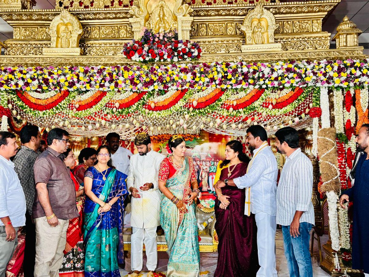 RazoleTDPsai's tweet photo. చాకలిపాలెం కృష్ణ బాలాజీ ఫంక్షన్ హాల్ లో జరుగుతున్న ఆకుల చిన్న వెంకన్న నాయుడు గారి కుమార్తె వివాహానికి హాజరై నవవధువరులను ఆశీర్వదించిన రాజోలు తెలుగుదేశం పార్టీ ఇంచార్జ్ గొల్లపల్లి అమూల్య గారు.
#gollapalliamulyatdpincharge #amulyagollapalli #tdpinchargerazole #iTDPforTDP #tdpforever https://t.co/Z10jKixlPS
