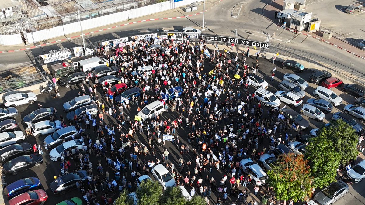 בהפגנת התמיכה בעצורי הפחים הודיע עו"ד גונן בן יצחק שהלילה 4 מהעצורים הועברו ללא סיבה מכלא ניצן לכלא הדרים, ושם הושמו - שימו לב - בצינוק.
צינוק! 
למה צינוק? לפי גונן מפקדת הכלא רצתה שהם "ירגישו מה זה מעצר". כשהסתיימה ההפגנה שמעתי מאחת המשפחות של העצורים, שהם גם חטפו מכות. למה? אין