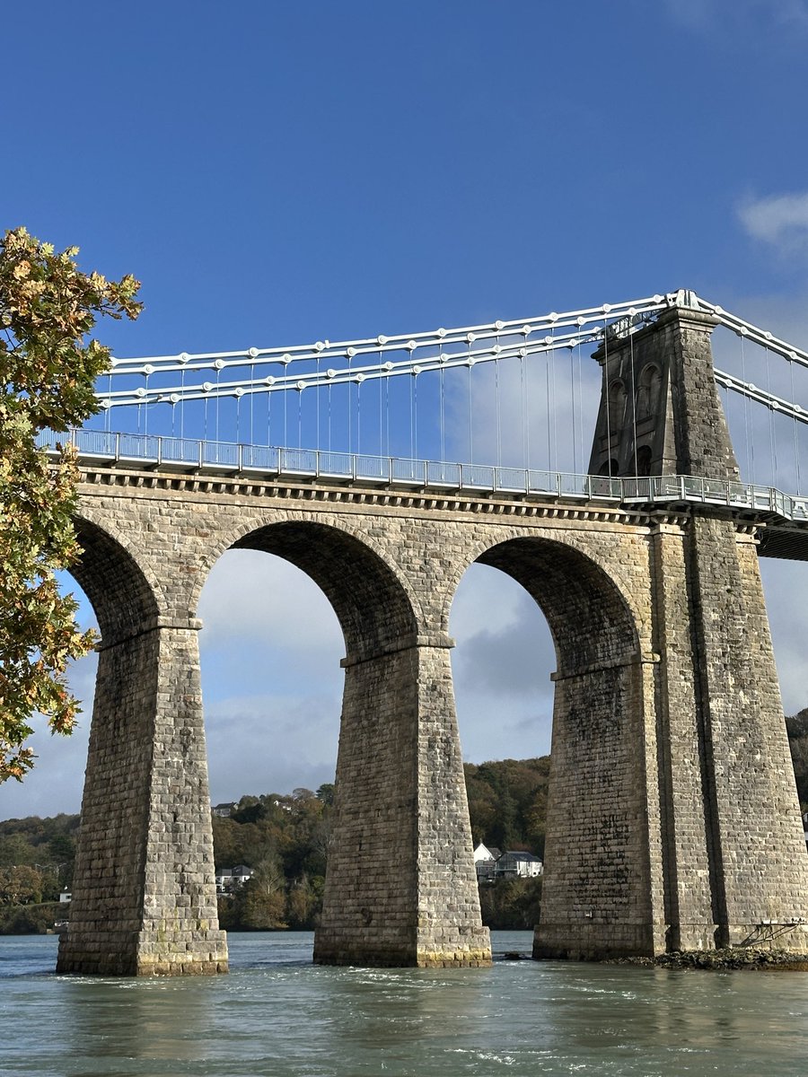 ManelRoura's tweet image. Menai Suspension Bridge built between 1819 and 1826 by Thomas #Telford as part of the scheme to improve the route from London to Dublin. The bridge links #Anglesey with the mainland. With a total span of nearly 1/2 Km and total height of 45 m, it is really impressive.