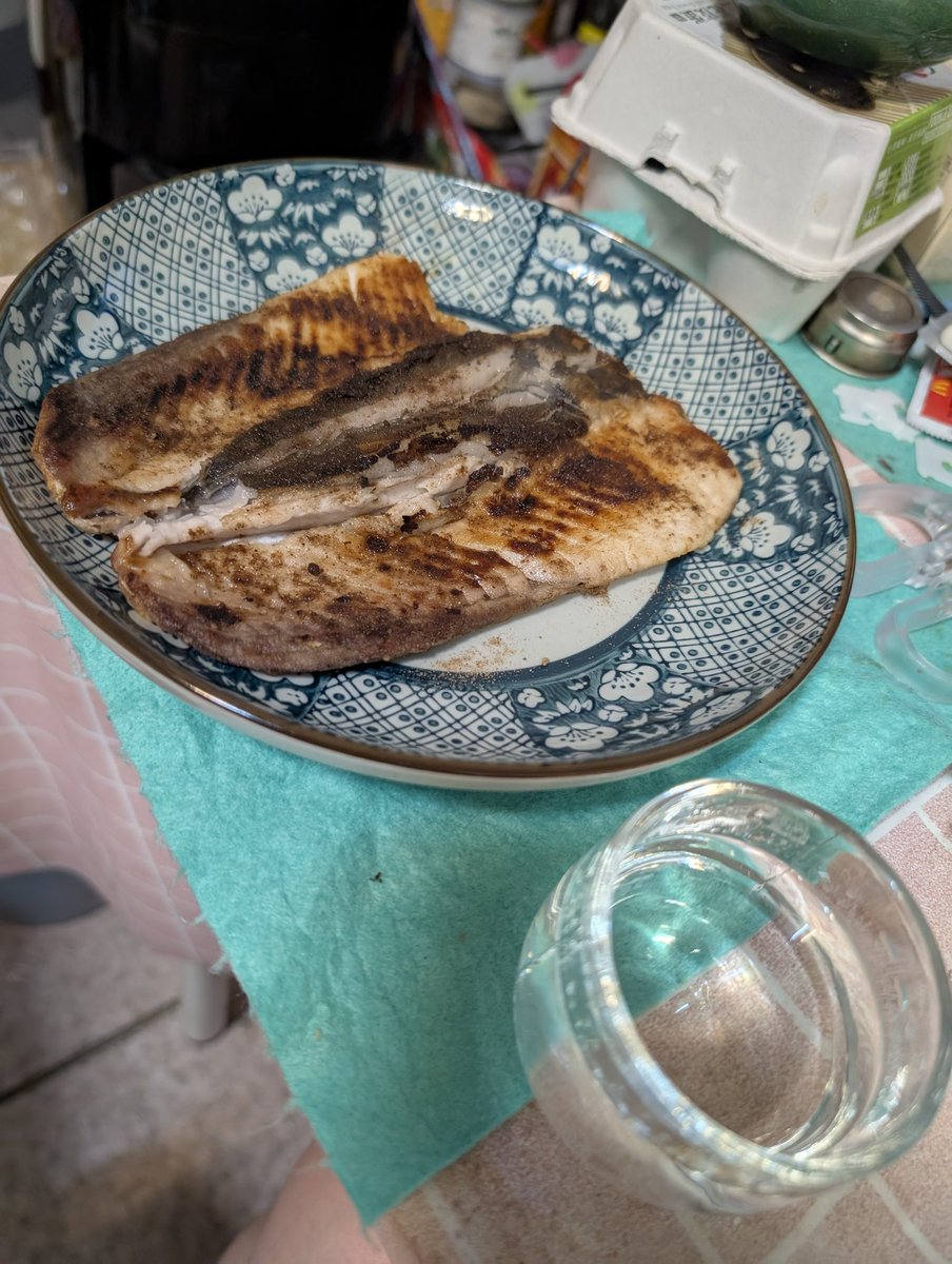 今晚改吃魚，喝著小酒看看這裡的爾虞我詐😁