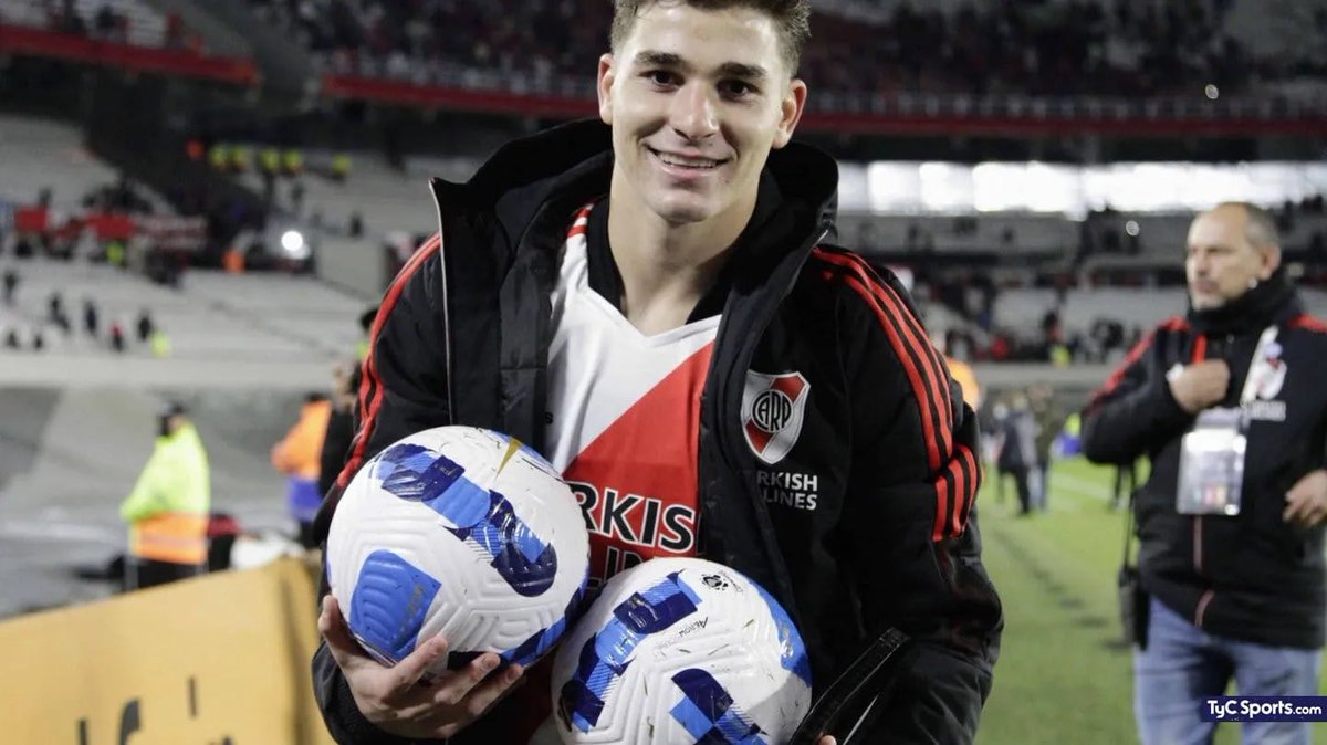 NachoDaCe's tweet photo. @GimenaOsorio1 Todo bien con Villamil, crack absoluto pero de cuál récord hablas! el de abajo hizo 6 goles en un partido vs Alianza Lima. 3 en el PRIMER TIEMPO. https://t.co/flgCqyLjN2