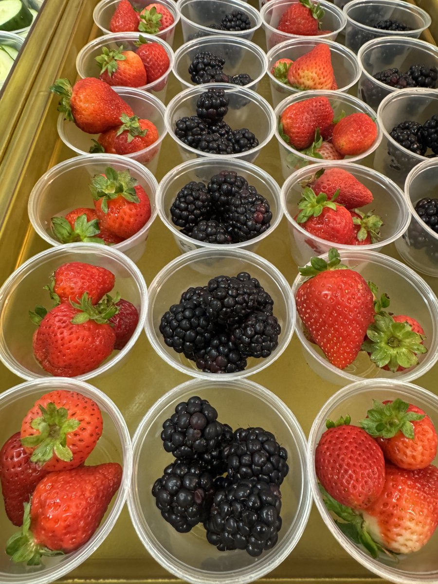 🍓Ending the week with some beautiful fresh food on the lines today!🥒🍅
#eatfresh #eattherainbow #loveservingtheu #teamucps 
<a href="/AGHoulihan/">Andrew G. Houlihan</a> <a href="/coolonmoore/">Colon Moore</a> <a href="/UCPSNC/">Union County Public Schools</a>
