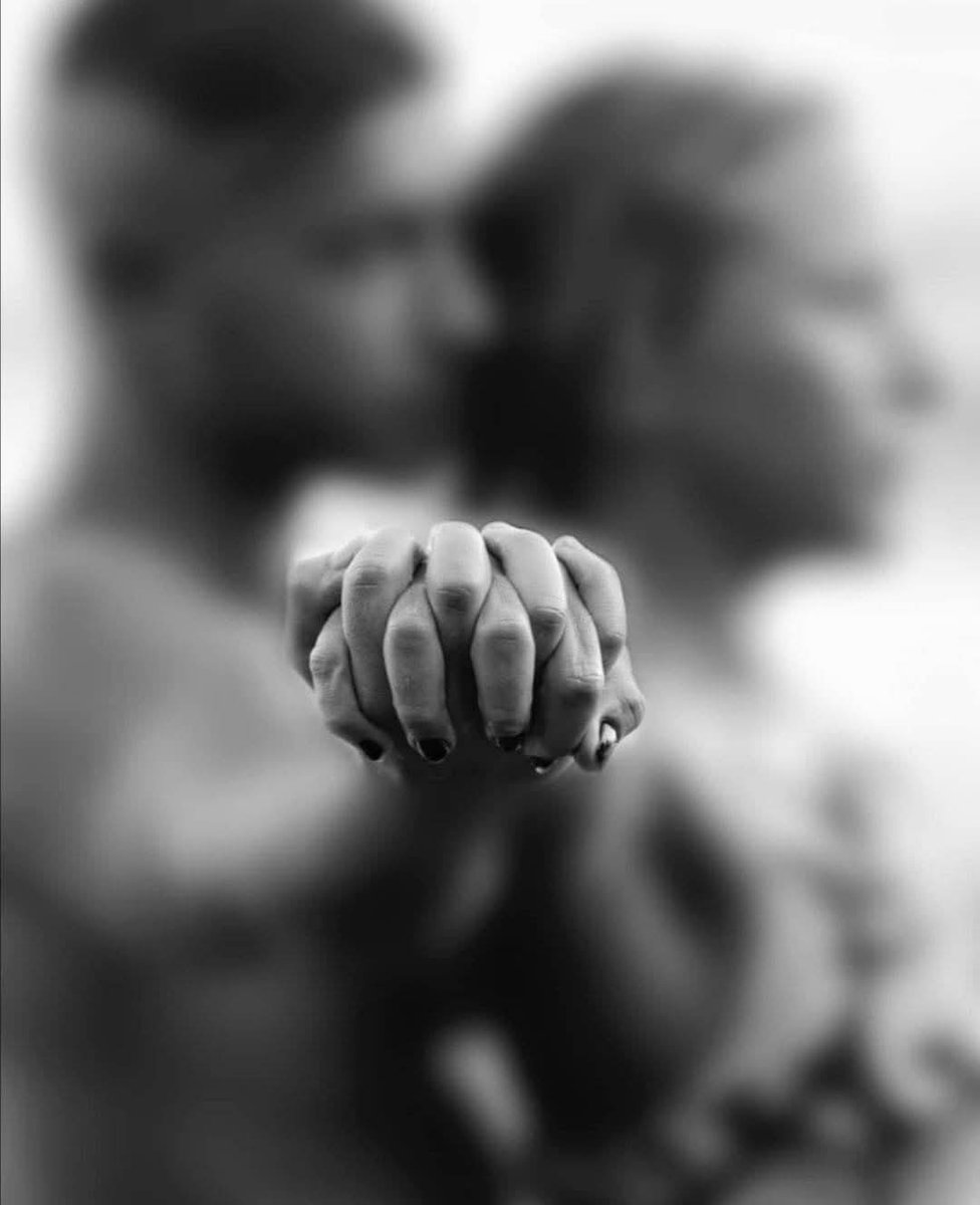 ___Humo__'s tweet image. El corazón parece que 
gritara que te amo...
Pero estás tan 
cerquita y tan anclado 
a mi alma, 
que no es necesario.

Estas aquí tan dentro,
que mi corazón te lo 
susurra siempre, 
a voz baja...